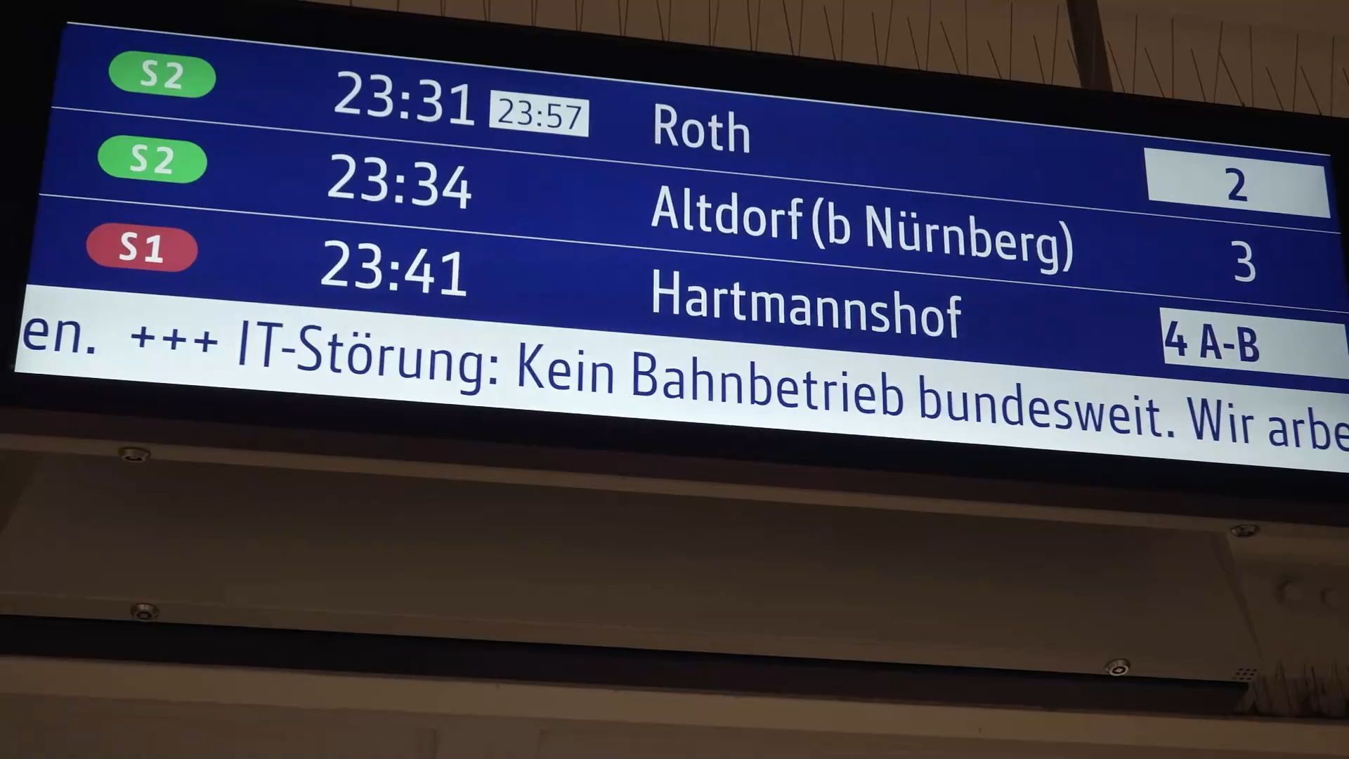 Video: Plötzlich stehen alle Züge - XXL-Störung bei der Bahn