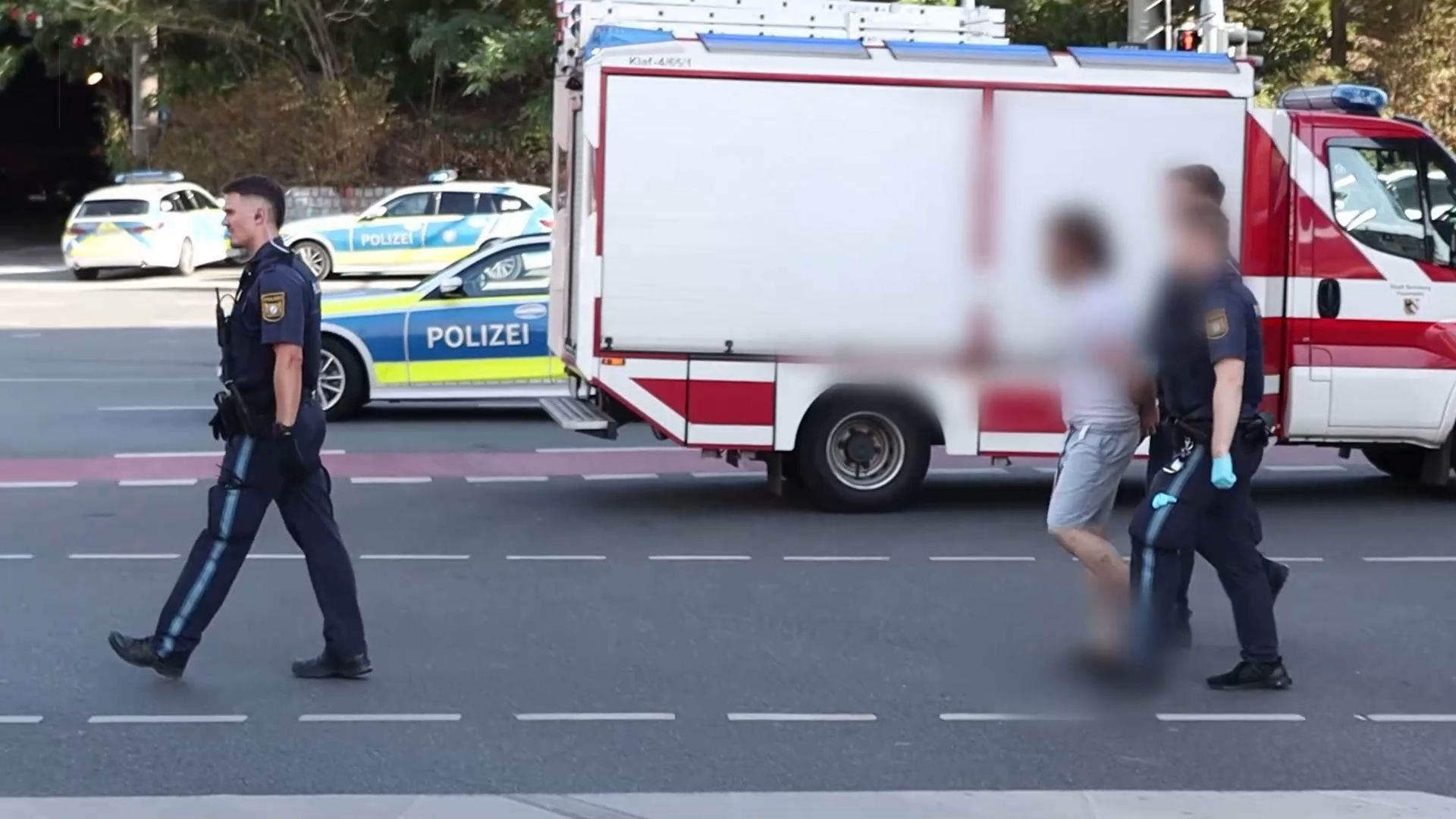 Video: SEK-Einsatz in Nürnberg: Mann gewaltsam aus Wohnung geholt