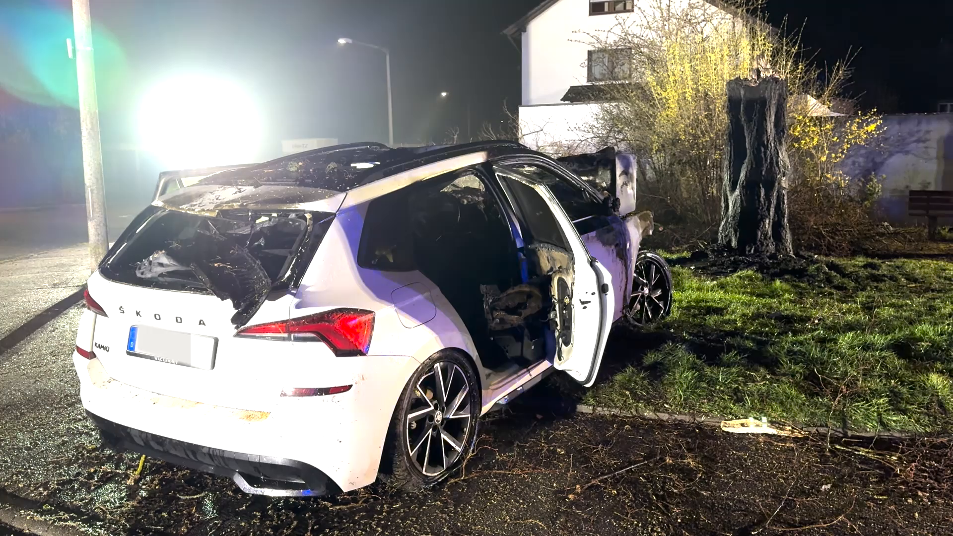 Video: Renningen - PKW kollidiert mit Baum und fängt Feuer