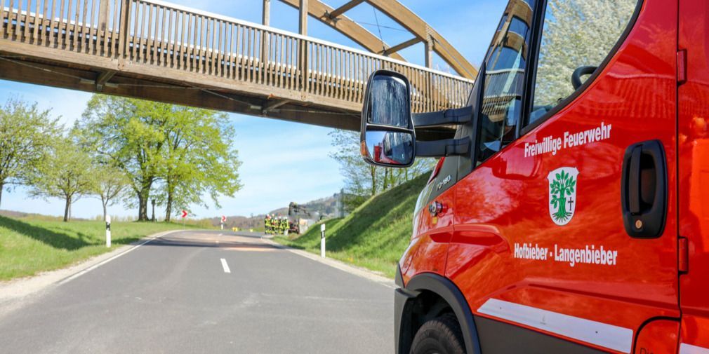 Lkw bleibt an Radwegbrücke hängen