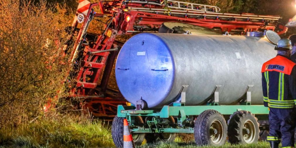 Traktor-Anhänger mit Gefahrenstoffen umgekippt