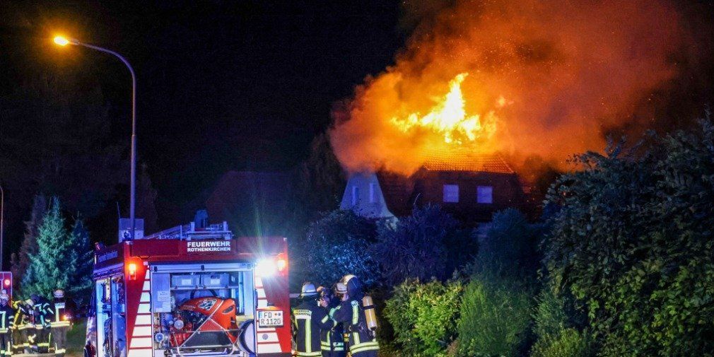 Flammen schlagen aus Dachstuhl: Wohnhaus unbewohnbar