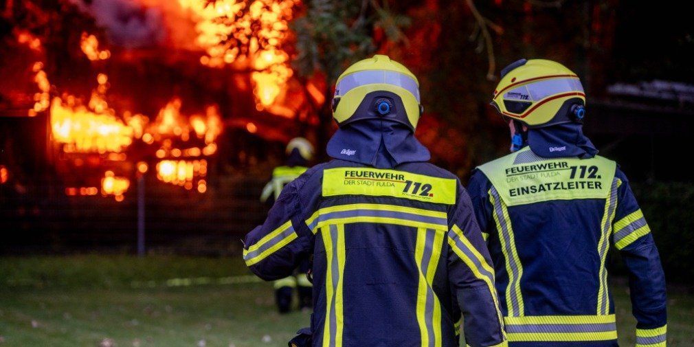 Fulda: Flammen steigen meterhoch empor - Feuer in einem Gartengebäude in der Amand-Ney-Straße