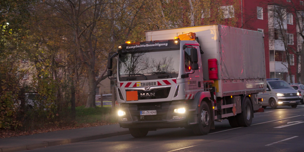 Kolonne mit Bombe auf dem Weg über die B27 - Video