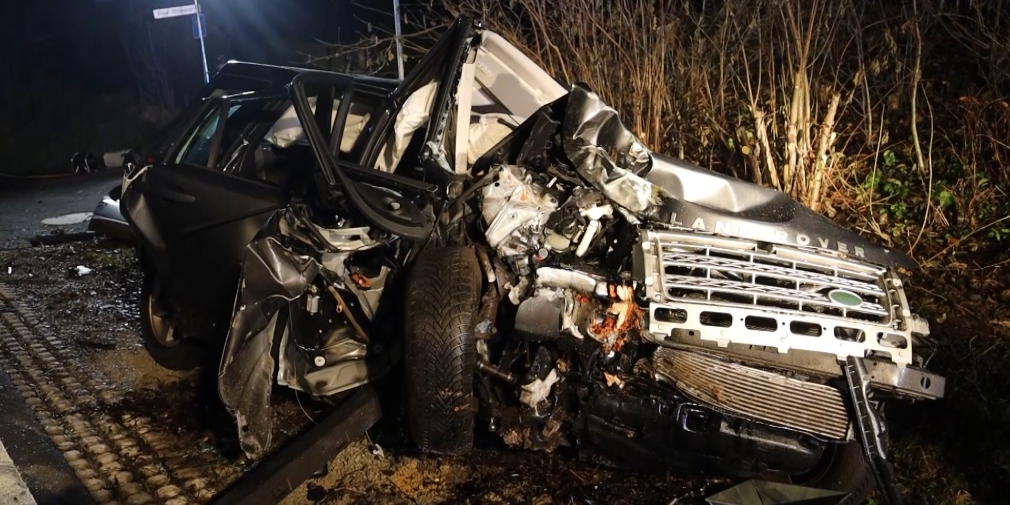 Tödlich verletzt: 68-Jähriger fährt mit Land Rover gegen einen Baum