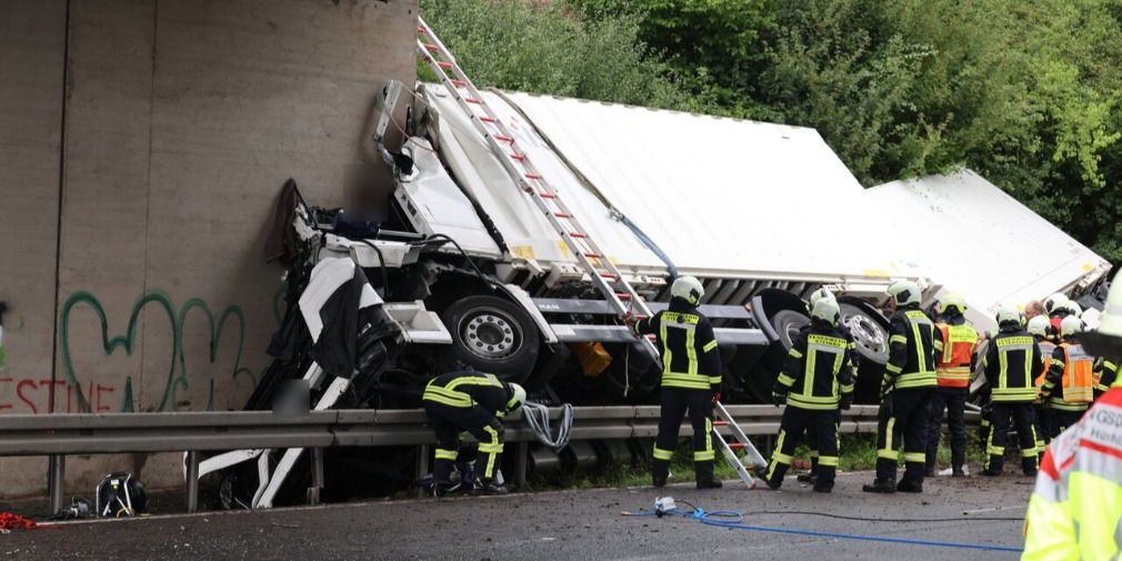 Video: Vollsperrung! Tödlicher Unfall auf der B27: Lkw kracht in Brückenpfeiler