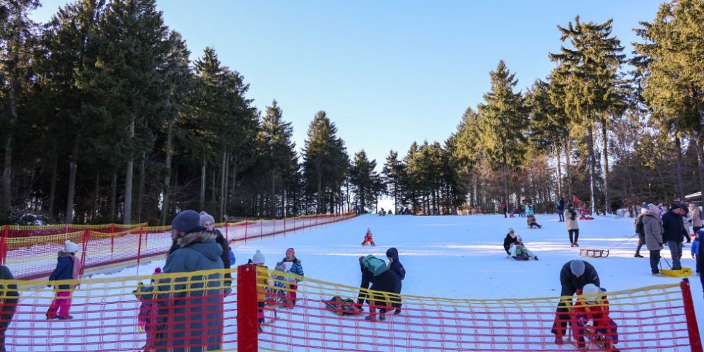 Video: Rodelspaß auf der Wasserkuppe: Zauberteppich startet in die Wintersaison