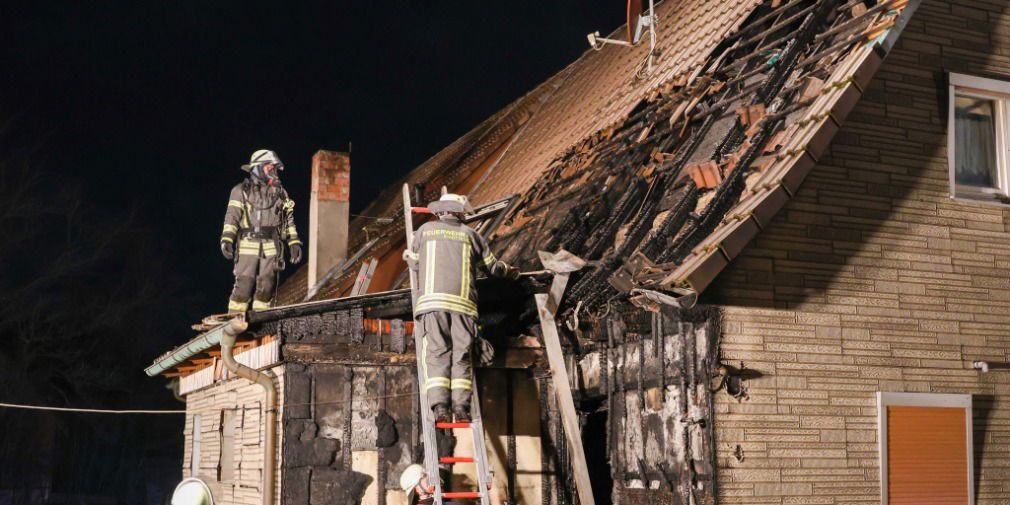 Video: SCHLITZ: Brennende Mülltonne verursacht Dachstuhlbrand in Bernshausen
