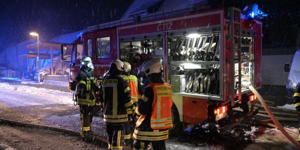 Video: Holzstapel brennt und greift auf Garage über - Schwieriger Einsatz