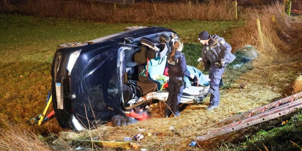 Video: Auto rutscht Böschung hinunter: Fahrerin muss aus dem Wrack befreit werden