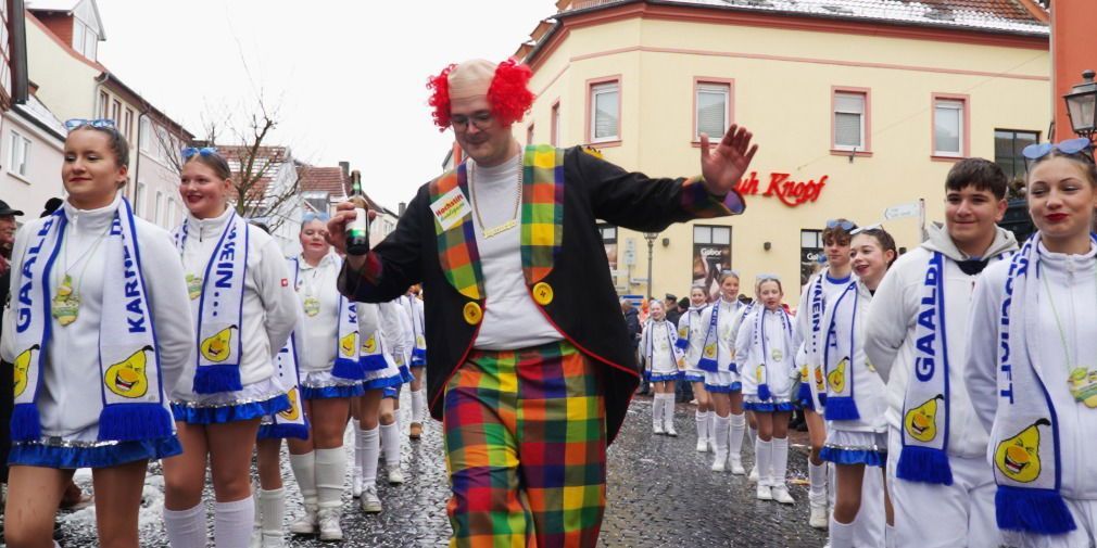 Video: "Das ist Fastnacht!" - Absoluter Ausnahmezustand: Die ganze Stadt steht Kopf