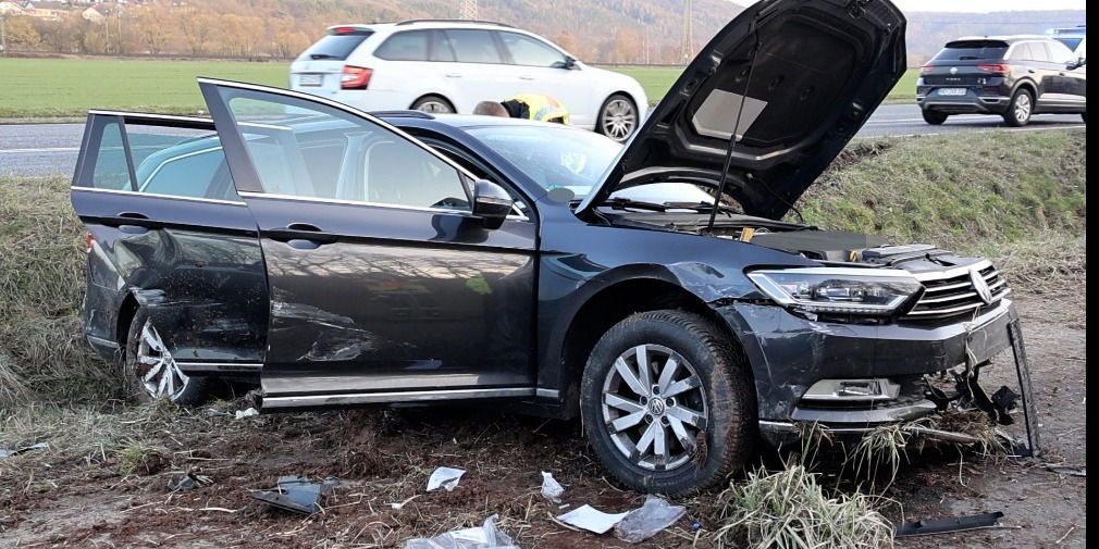 Video: LUDWIGSAU: Drei Fahrzeuge verwickelt: Schwerer Verkehrsunfall auf der B27