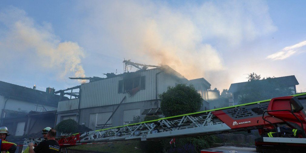 Video: Wohnhaus fällt den Flammen zum Opfer
