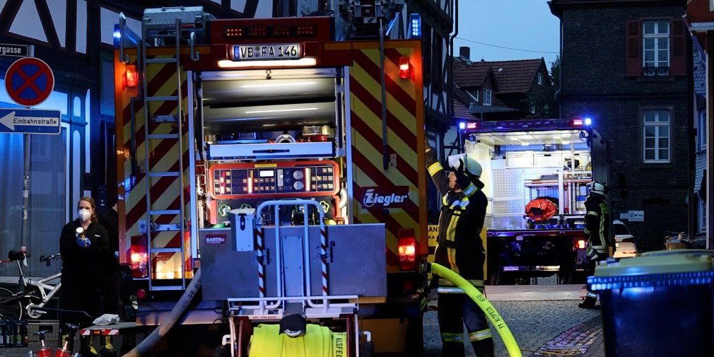 Video: Feuerwehreinsatz mitten in Alsfelds Altstadt