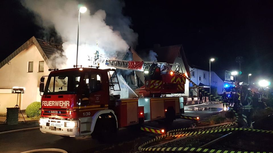 Grossbrand In Baunatal Feuer Greift Auf Dachstuhl Uber