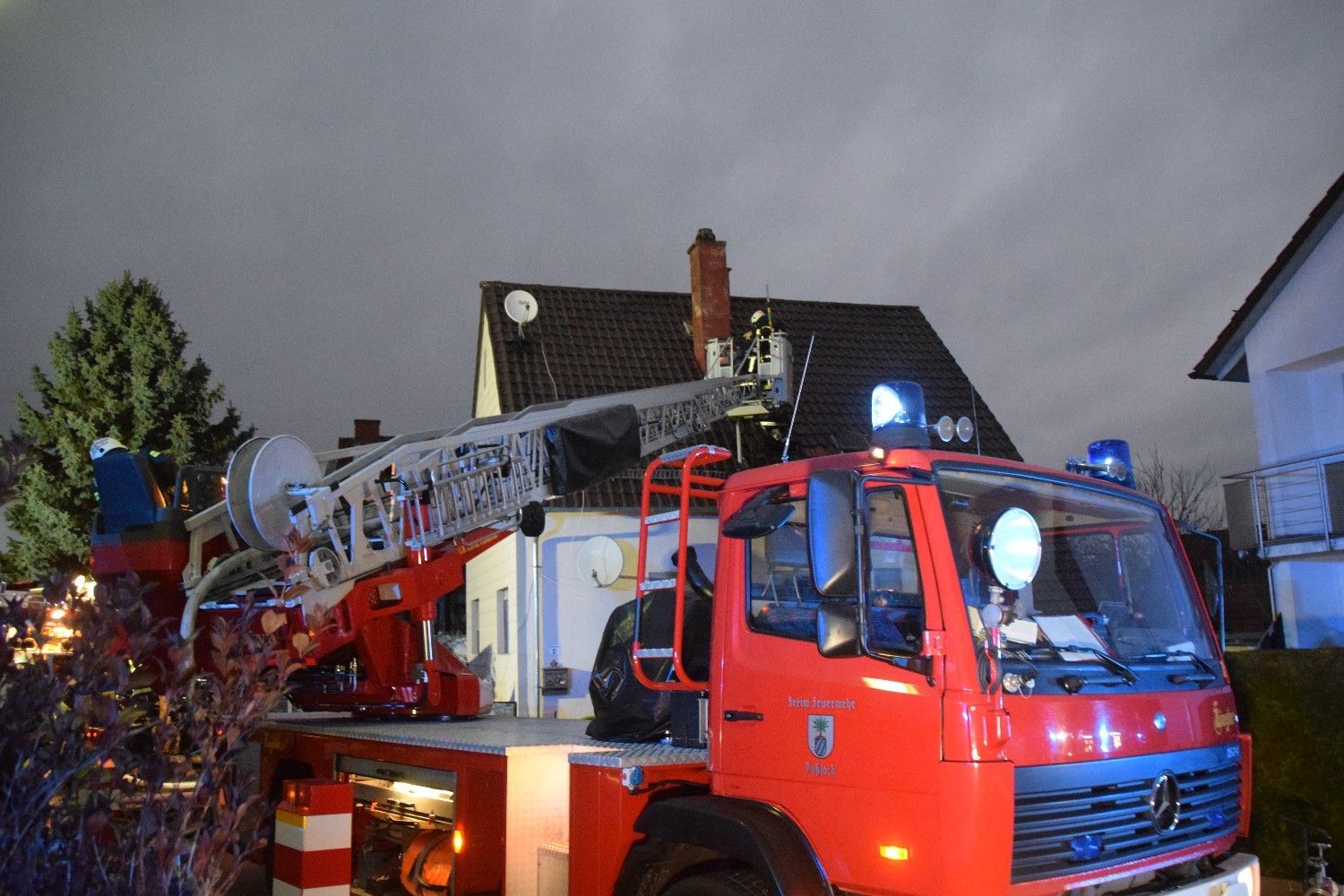 Dachstuhlbrand im Rhein-Neckar-Kreis: 4 Verletzte – Mann (49) mit Verbrennungen in Klinik