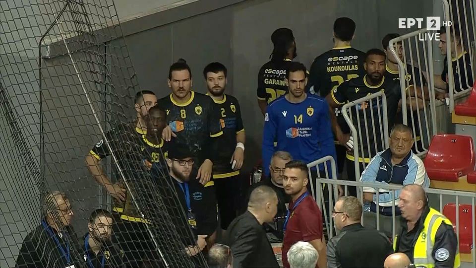 Αλκαλόιντ – ΑΕΚ :Οι παίκτες της Ένωσης δεν βγαίνουν στον αγωνιστικό χώρο (VIDEO)