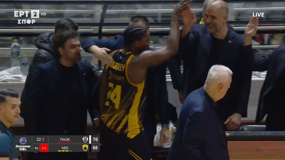 Τα έβαλαν με τον Μπάρτλεϊ στην Πυλαία – Ένταση στον πάγκο της ΑΕΚ (VIDEO)(