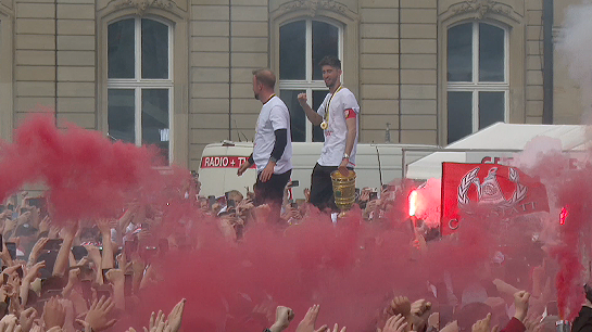 Nach Pokal-Sieg: Mit Pyro-Show! VfB von Fans frenetisch gefeiert