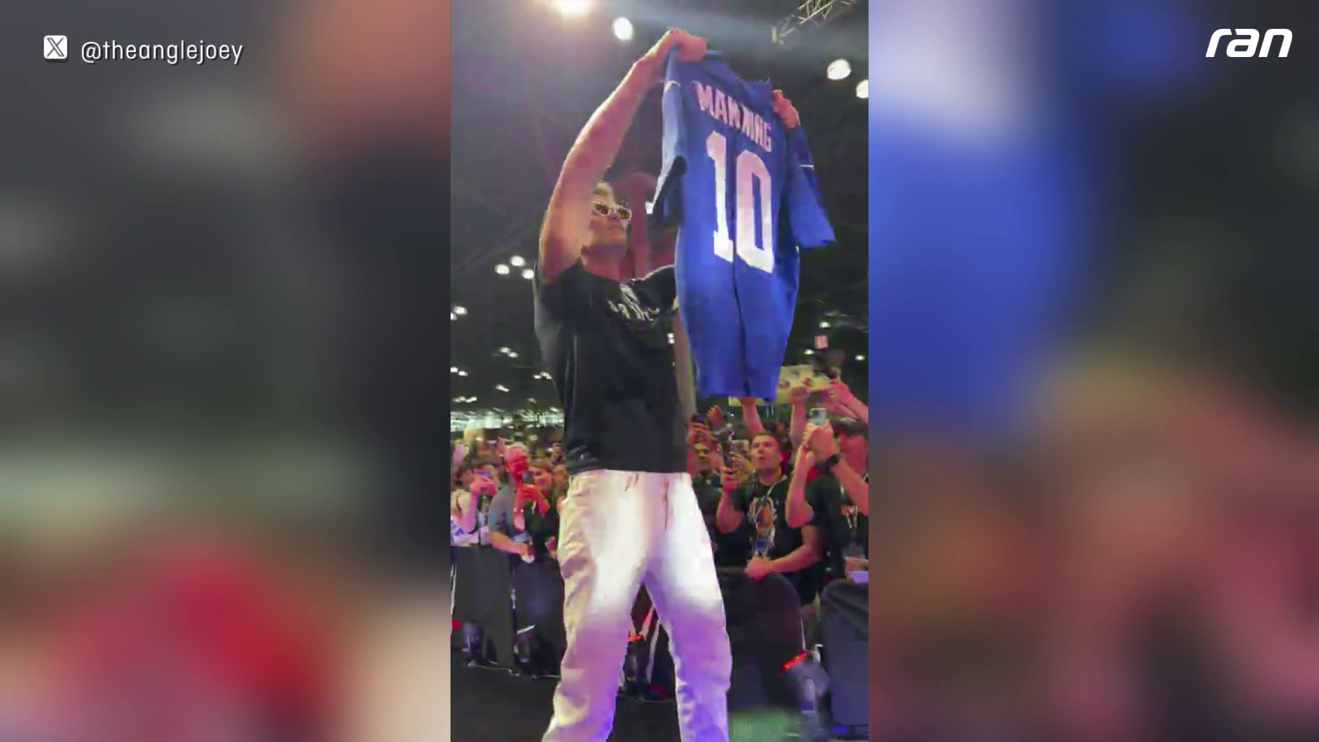 NFL: Brady zerreißt Manning-Jersey – und wird attackiert!