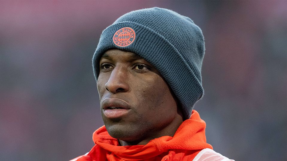 FC Bayern: Völlig irre! Nicolas Jackson läuft halbnackt durch Schnee-Chaos