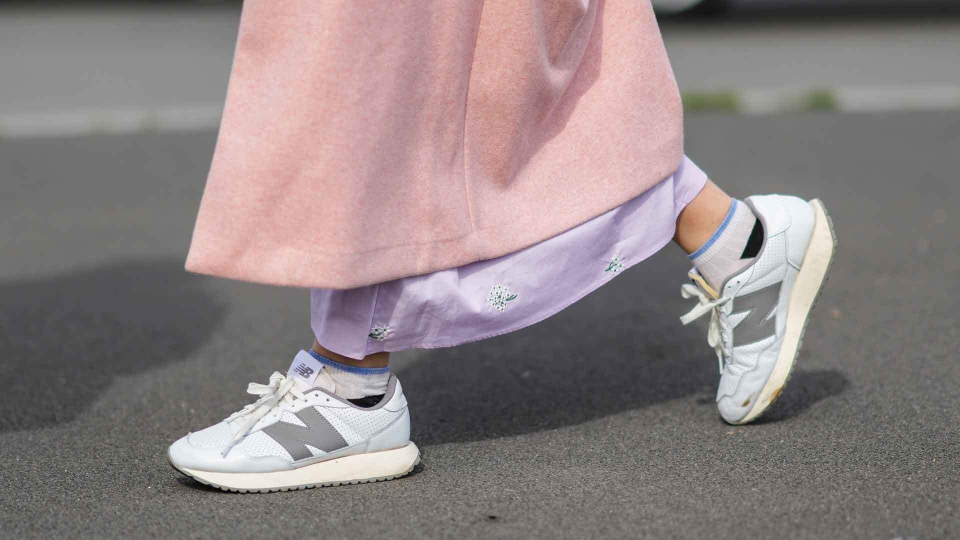 Sneakers with a dress? This is how you style the trend duo of late summer