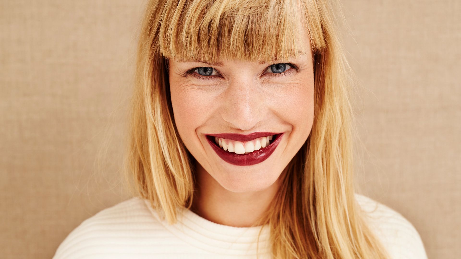Yellow teeth? With these lipstick colors they immediately look much whiter