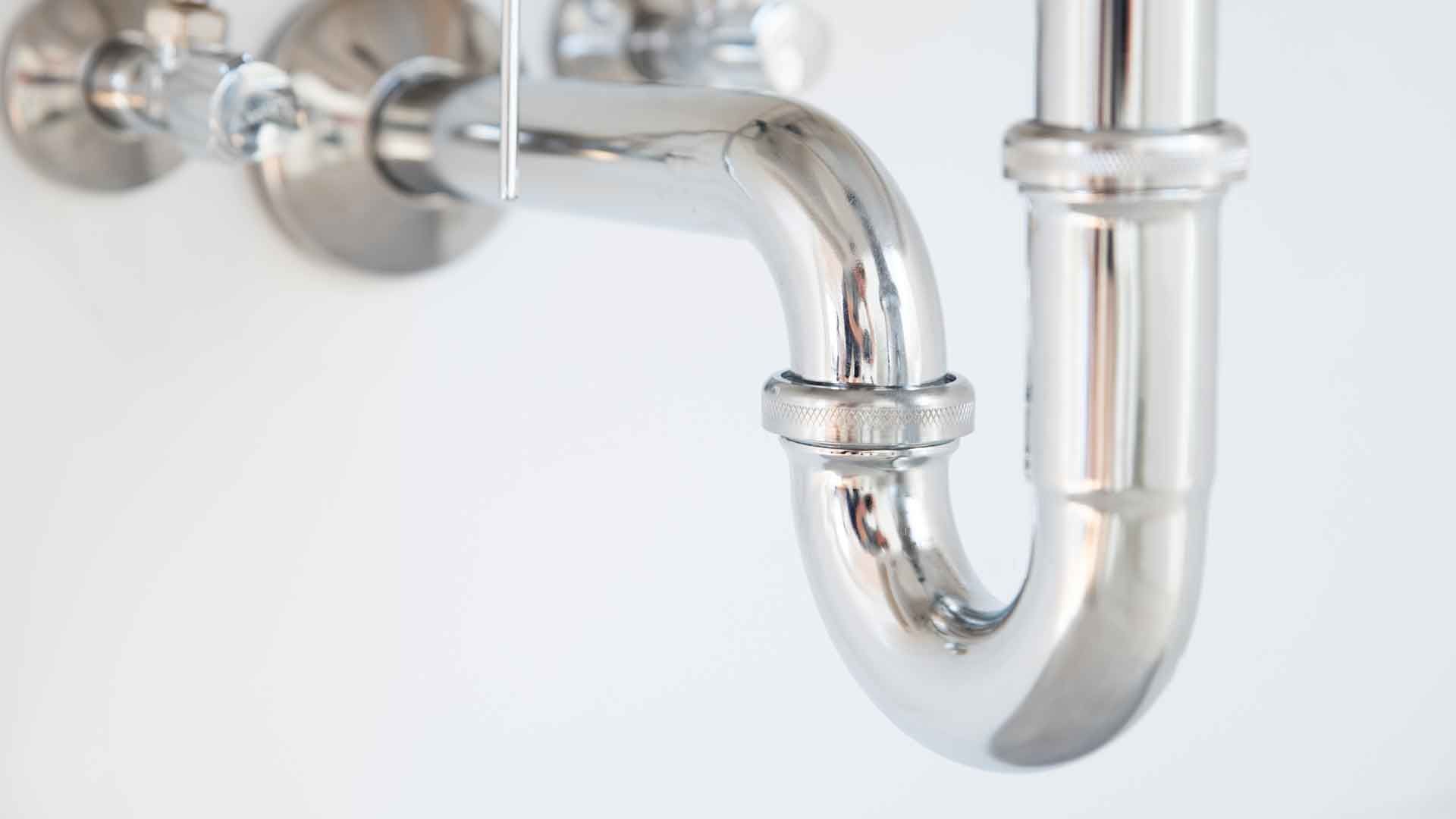 Warum dein Waschbecken nach dem Urlaub stinkt – und wie du das verhinderst