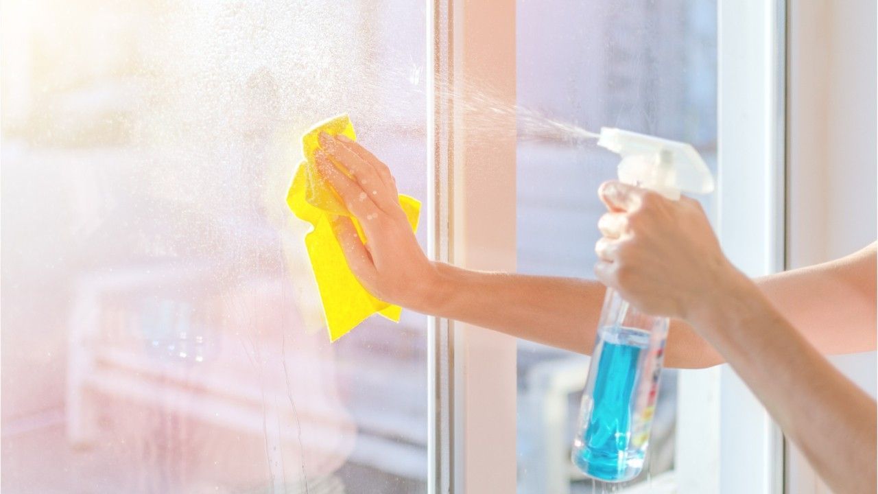 Fenster putzen ohne Streifen: So gelingt es!