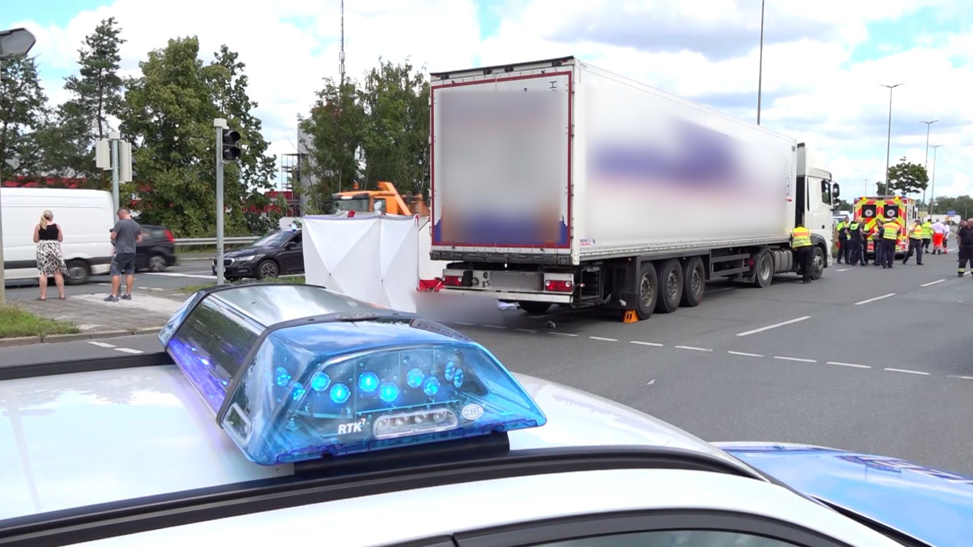 53-jährige Fußgängerin in Nürnberg stirbt: Lkw erfasst Frau beim Abbiegen