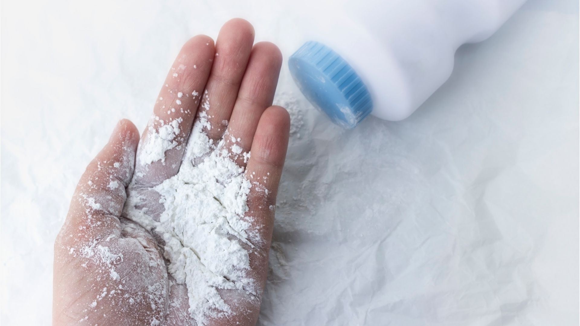 Strandtipp: Füße mit Babypuder von Sand befreien
