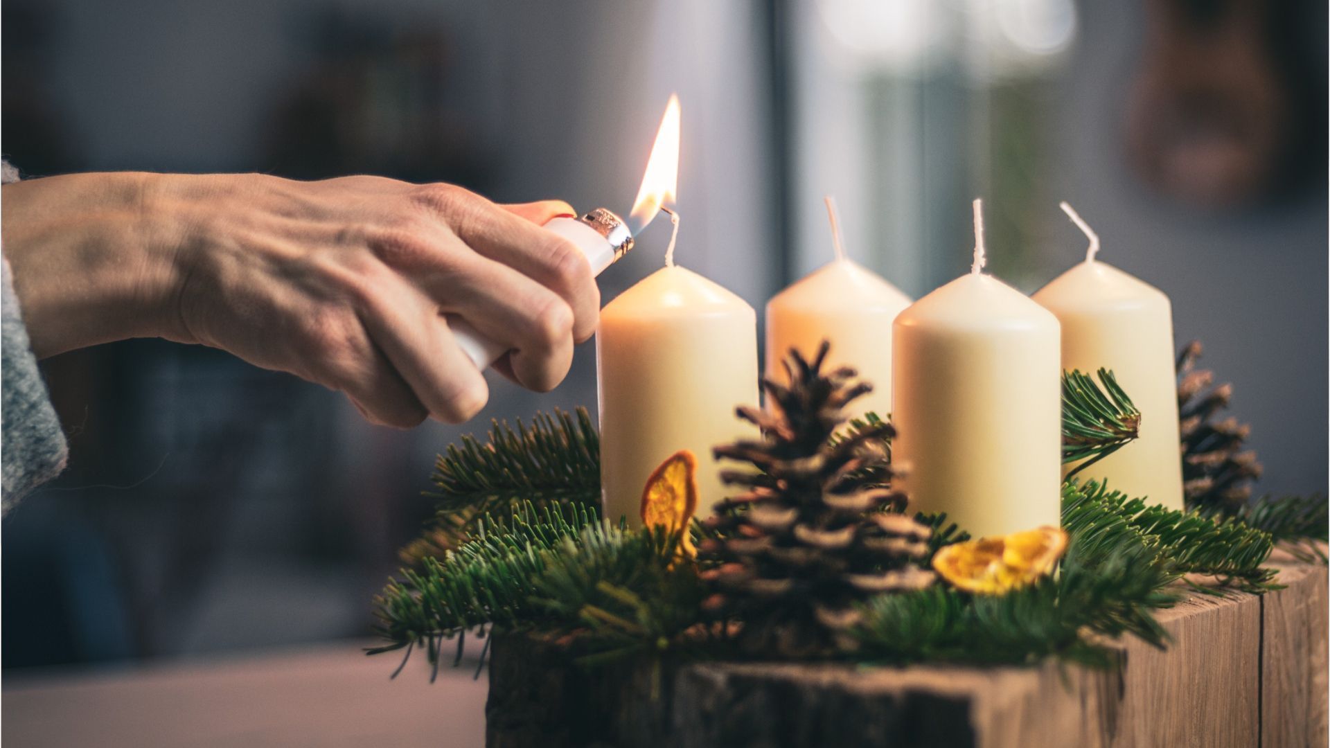 So bleiben Tannenzweige beim Adventskranz frisch