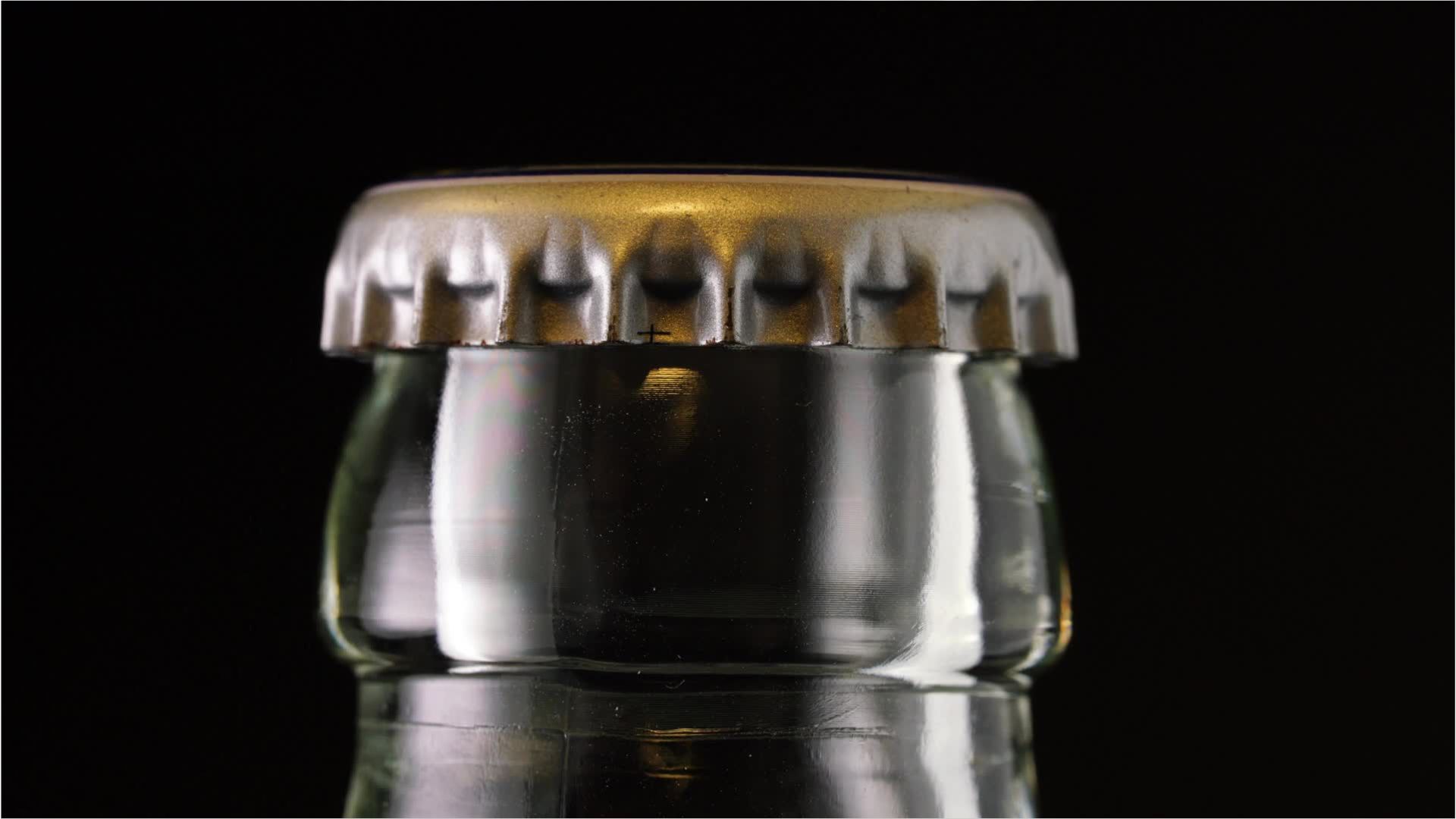 Video: Flasche öffnen ohne Flaschenöffner: Klappt dieser Hack?