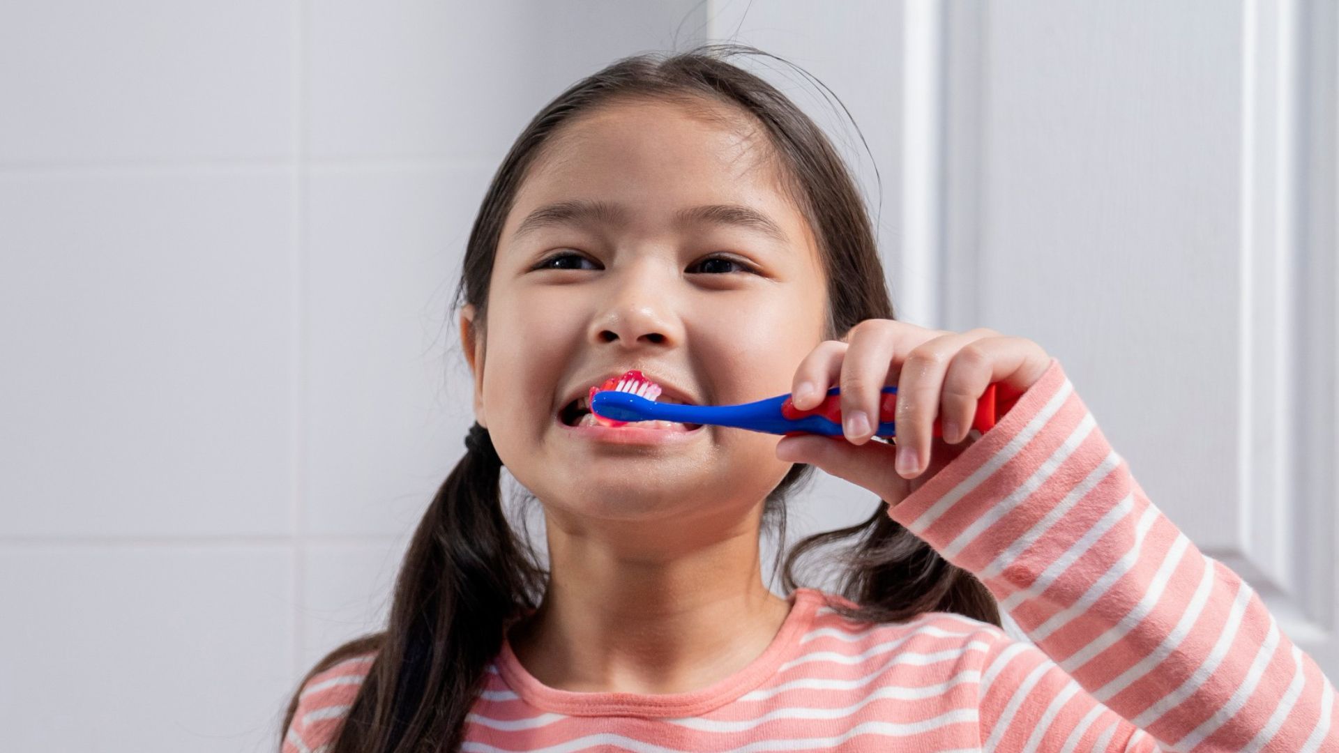 Video: Wie stark aufdrücken beim Zähneputzen? Ein Trick hilft