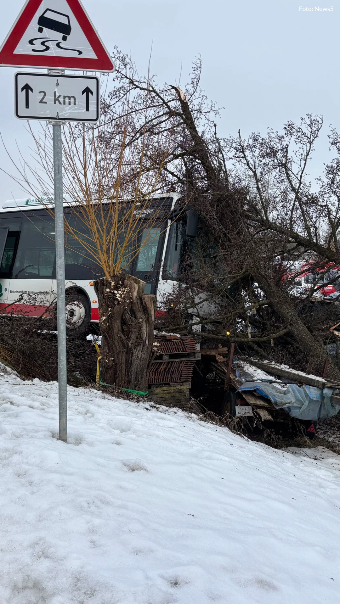 Video: Fünf Verletzte bei Bus-Unfall in Unteraltenbernheim: erste Erkenntnisse zur Unfallursache