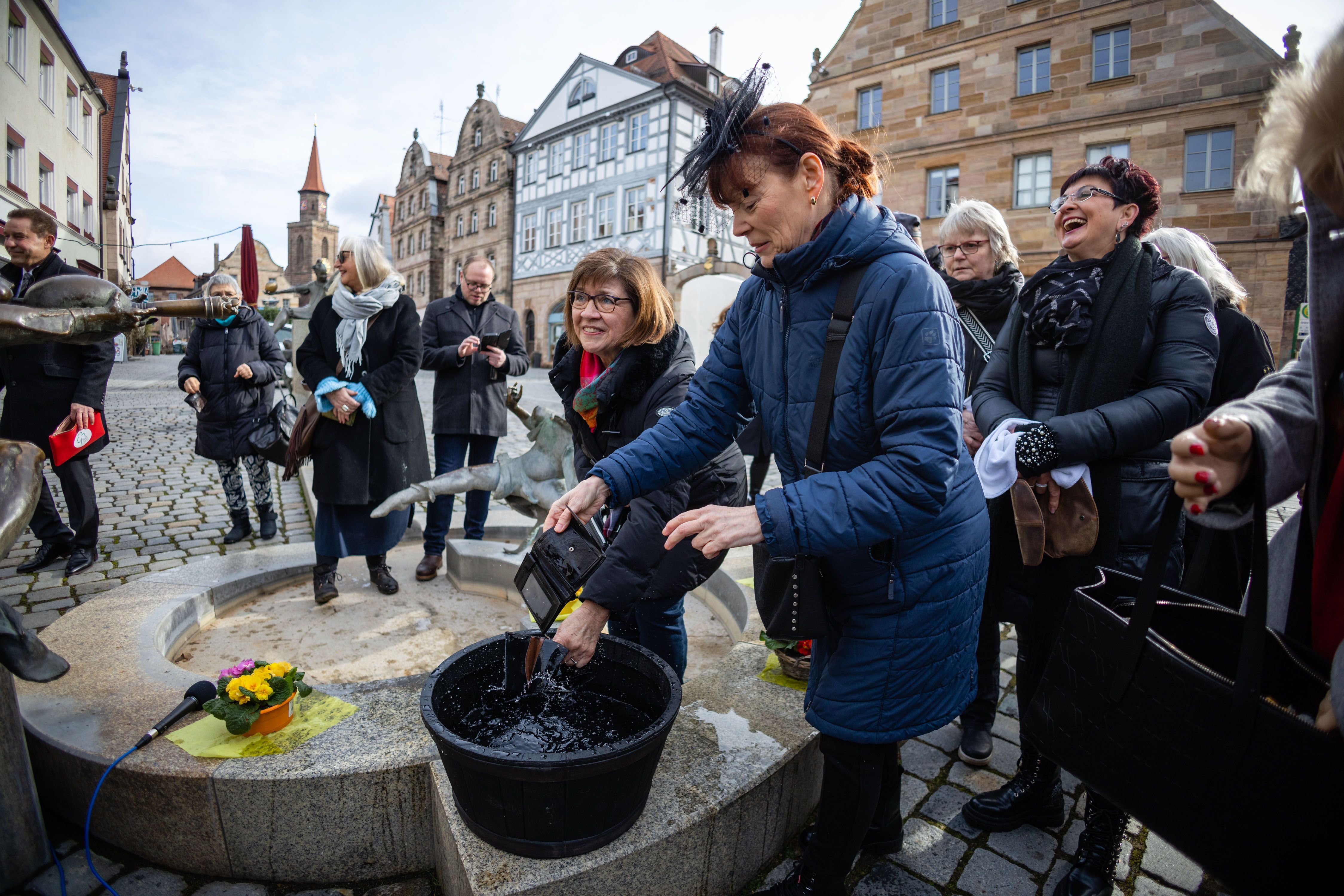 Video: Zum Abschluss des Faschings: Geldbeutelwaschen am Grünen Markt in Fürth