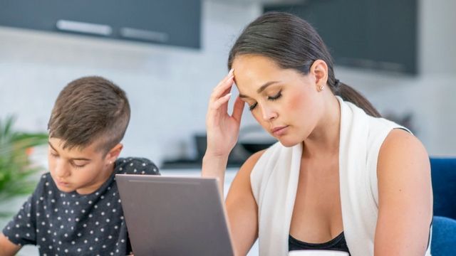 Alleinerziehende hat 3 Vollzeitjobs: Nach Krankheit muss sie ihrem Ex-Arbeitgeber 73.285 Euro zahlen