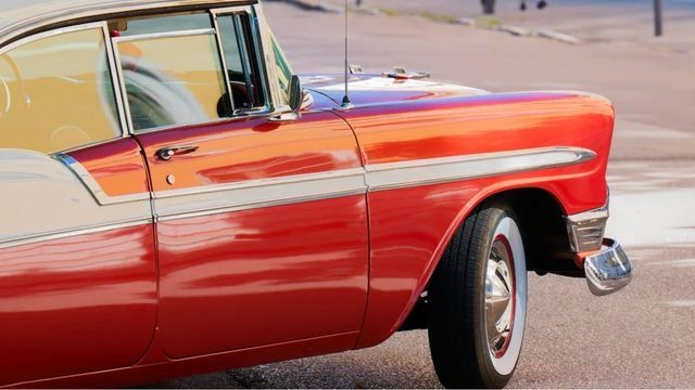 Mann kauft Sammlung von Oldtimern und findet einen 1957er Bel Air, der zuletzt 1975 zugelassen war