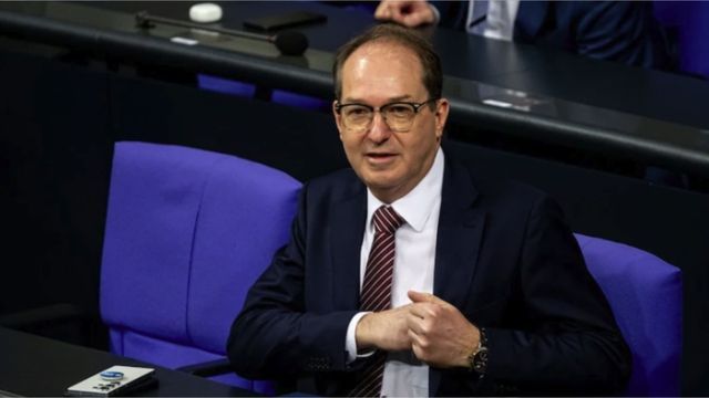 Geldregen für Beamte: Die neuen Bezüge im Überblick