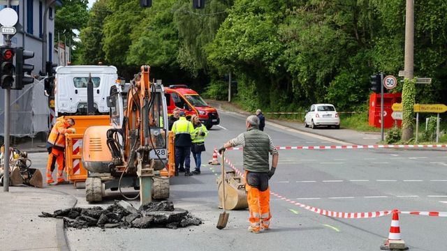 Video: Einsturzgefahr! Häuser evakuiert und Kreuzung gesperrt