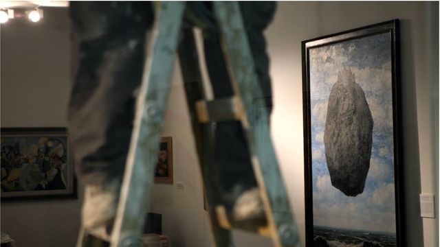Video: 6-Jähriger wirft mit Tannenzapfen Loch in berühmtes Magritte-Gemälde