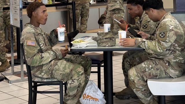 Video: Soldaten klagen über Verpflegung in Fort Irwin: Oberst nennt Essen für Truppe „nicht optimal“