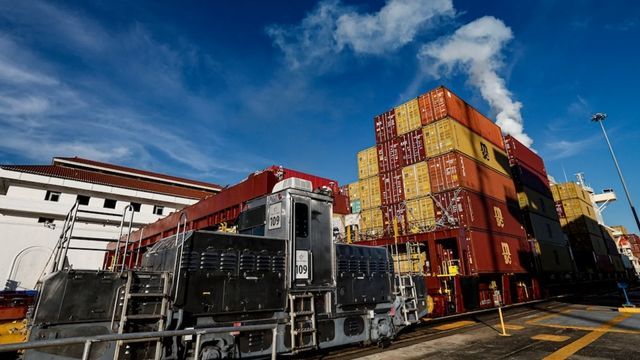 Video: Panamakanal am Limit: Schiffe warten 10 Tage auf Durchfahrt
