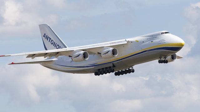 Video: Ukrainische Antonow gerät nach Landung in Japan in Brand