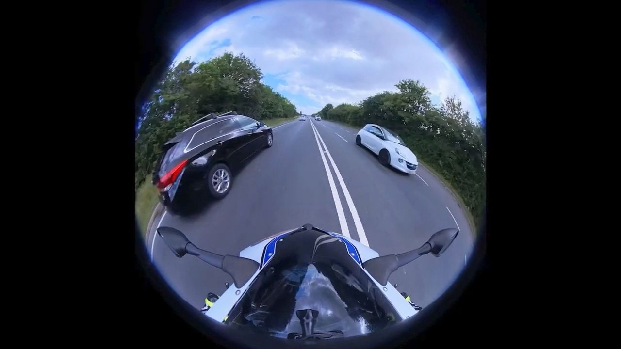 Motorradfahrer filmt waghalsige Stunts: Video überführt Raser