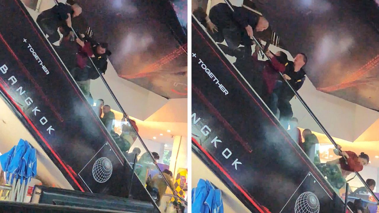 Menschen stürzen übereinander: Chaos auf Rolltreppe in Einkaufszentrum