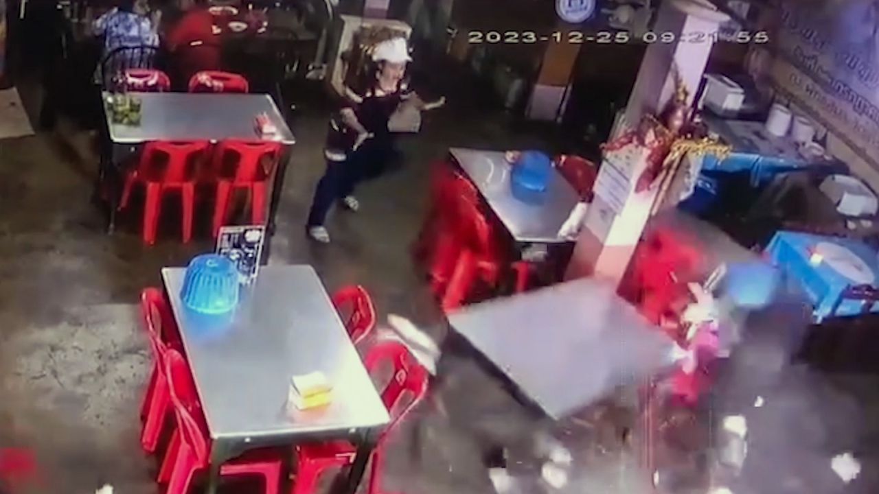 Gäste zum Glück verfehlt: Loser Reifen rast in Restaurant