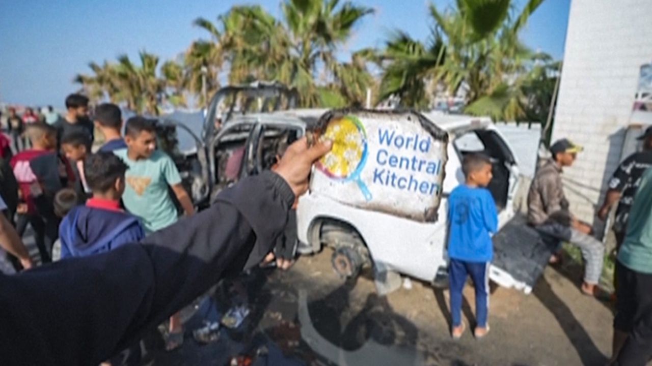 k!News-Schlagzeilen: Luftangriff auf NGO-Konvoi, Proteste in Israel, Amoklauf in Finnland