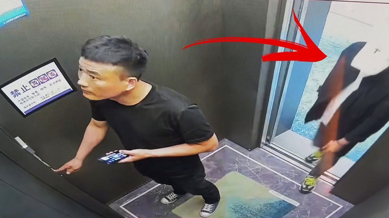 Im Aufzug eingesperrt – dann bekommt Mann einen riesigen Schock