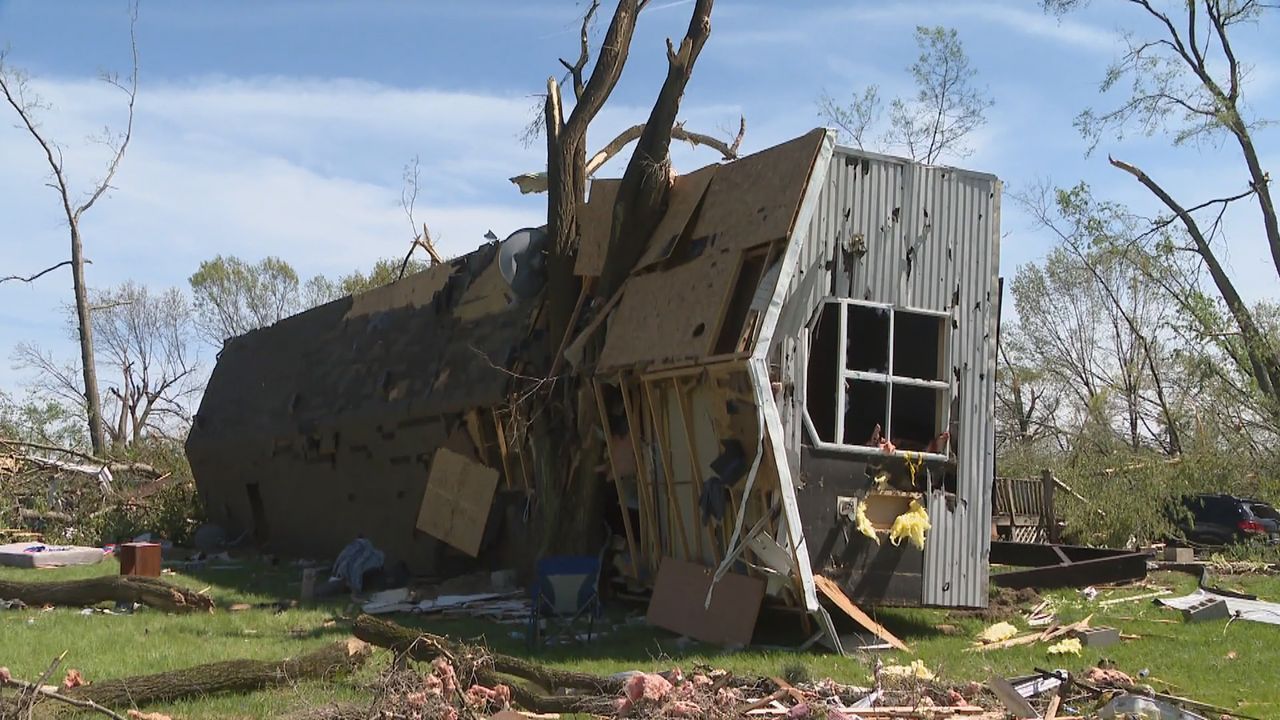 Haus umgerissen: Paar entkommt Tornado in letzter Sekunde